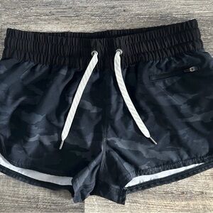 Vuori women’s small clementine short in black watercolor camo VW304 inseam 2”